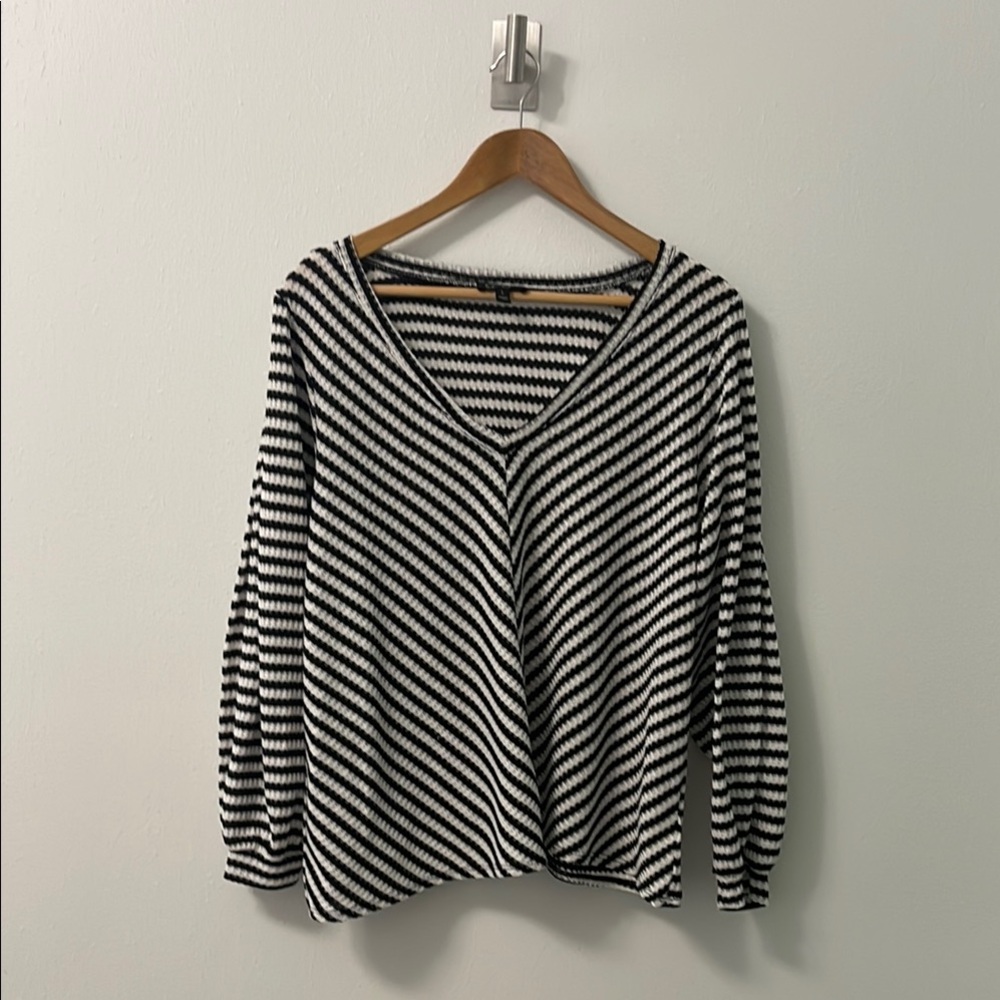 Jessica Simpson Flowy Striped Black and White Women's Top
